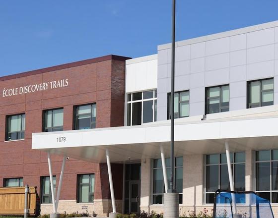 Modern school building featuring the name "&Eacute;cole Discovery Trails".