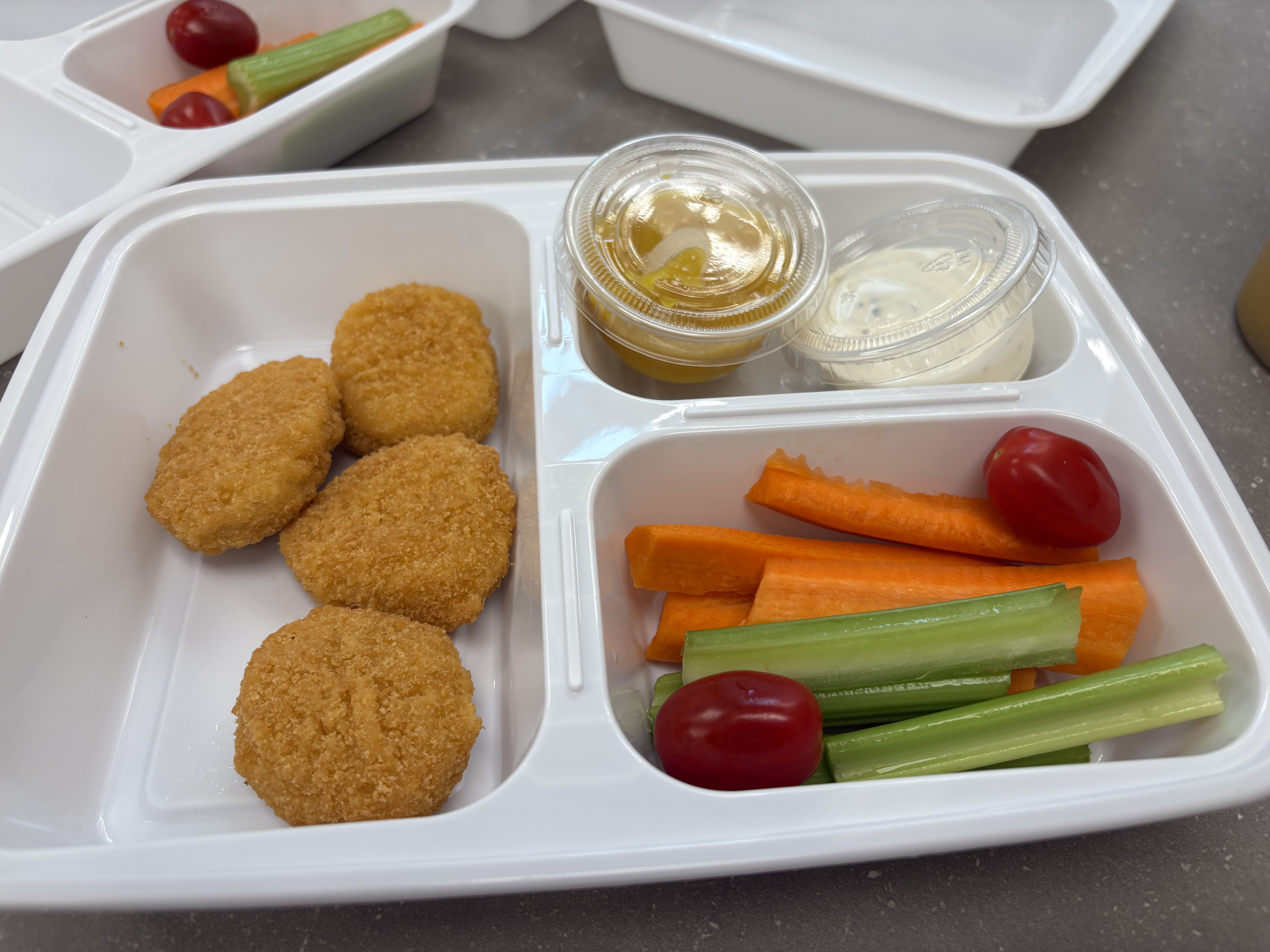 picture of chicken nuggest and veggies